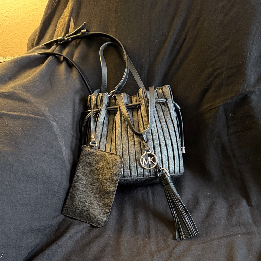 Michael Kors Bucket Bag ***read description ***